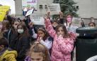 Familias de San Juan de la Cadena protestan contra la denegación de la jornada continua