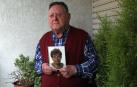 Valentín Martín, en la terraza de su casa, con un retrato de su mujer.