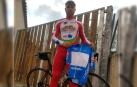 Niko Aguirre sostiene el maillot de lider del Euskaldun