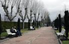 Paseo del parque de la Media Luna, donde aún están los bancos blancos de Casa Sancena