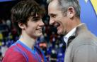 Iñaki Urdangarín (d) habla con su hijo Pablo tras el encuentro de Liga Asobal entre el Barça y el Fraikin Granollers disputado este sábado en Barcelona