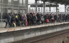 Un grupo de personas esperan a un tren de evacuación en una estación ferroviaria en Kiev