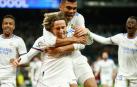 Casemiro y Modric celebran uno de los goles del partido