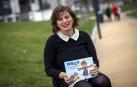La autora posa con su libro en un parque de Pamplona