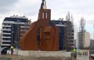 Obras de instalación de la estatua en Pamplona