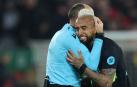 Arturo Vidal con el árbitro Antonio Miguel Mateu Lahoz después del partidoInter Milan's Arturo Vidal with referee Antonio Miguel Mateu Lahoz after the match Action Images via Reuters/Carl Recine