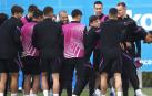 Los jugadores del FC Barcelona hacen un pasillo a Ronald Araújo por su cumpleaños durantre el entrenamiento de este miércoles