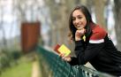 Andrea López Méndez, la primera árbitra navarra que ha debutado en Reto Iberdrola, posa en la calle Arrieta de Pamplona