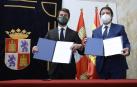 Alfonso Fernández Mañueco (d), y el candidato de Vox a la presidencia , Juan García-Gallardo (i), muestran el pacto de gobernabilidad entre ambas formaciones