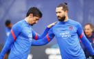 Savic y Felipe realizan estiramientos en la sesión de entrenamiento del Atlético de Madrid este jueves, 10 de marzo en la Ciudad Deportiva de Majadahonda