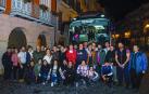 Antes de subir al autobús, los integrantes de la expedición posaron en la plaza de Santiago con sus familias y con las personas que les han ayudado en la iniciativa