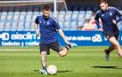 Rubén García busca un desplazamiento en largo en presencia de Jon Moncayola durante el entrenamiento de este sábado en Tajonar