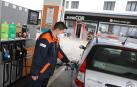 Iván Sánchez Borge ayuda a repostar un turismo en la estación de servicio de Repsol de Olaz donde trabaja