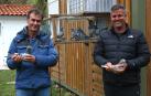 Juan Bello y José Carlos González Alayón, con dos de las palomas mensajeras.