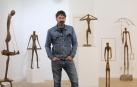 Alberto Aldaba, junto a parte de las esculturas que ha creado en los dos últimos años y forman parte de la exposición Óxido