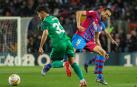 Iker Benito, que debutó como titular, regatea a Busquets