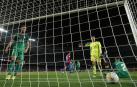 Nacho Vidal y Sergio Herrera, tras el gol de Riqui Puig