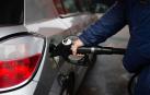 Un hombre reposta gasolina en una gasolinera