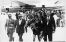 En el centro, Julia Gurumeta, madrina del primer vuelo regular al aeropuerto de Noáin.