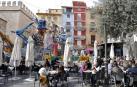 Varias personas en una terraza en Valencia, sumergida en Las Fallas