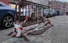 Vallas que tapan este agujero en la calle Sangüesa desde julio