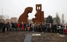Foto de familia, con el nuevo monumento a Sabicas a la espalda, de la corporación municipal, el artista Carlos Ciriza y representantes de la cultura gitana en Pamplona