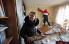 Una mujer recoge pertenencias de un piso afectado por una explosión en Kiev