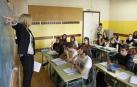 Una profesora imparte clase en el IES Plaza de la Cruz.