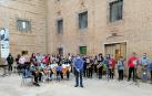 La escuela de  música de Estella, durante la interpretación del Himno de la alegría en el patio del centro, en San Benito