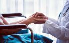 Paciente atendido por un sanitario