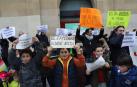 Imagen de alumnos y padres en la protesta frente al Palacio de Navarra