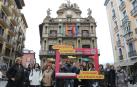 Representantes de empresas de turismo y concejales en la Plaza Consistorial