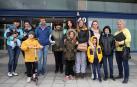 De izda a dcha: Iryna Zakhariuk con su sobrino Daniel Nimchuk en brazos; su hermana, Anastasia Nimchuk, y su hijo Sasha (8 años). Ruslan Kulagin (41 años); su madre, Nina Kulahina (61), su hermana, Liudmyla Kulahina (39) y sus dos sobrinas, Marharita (16) y Yeva (9) Draliuk. Olena Rogosa (34), sus hijos Maxsim (11 ) y Nazar (5) y su madre, Larysa Podrya (52), el viernes por la tarde, delante de la Brigada de Extranjería de la Policía Nacional (Buztintxuri), tramitando sus permisos de protección temporal como refugiados.