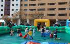 Un grupo de niños disfruta de los hinchables que se instalaron.
