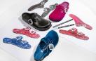 El modelo de zueco Boston es uno de los primeros que ha sido rediseñado por Manolo Blahnik x Birkenstock y está disponible en terciopelo fucsia y azul y en piel negra