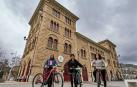 EN BICI CON EL CONSORCIO   Edurne Azcona, Marian Ganuza y Garbiñe García, el equipo del Consorcio Turístico Tierra Estella, en el exterior del edificio de la estación de Estella donde tienen su sede y con las bicicletas eléctricas que se alquilan.