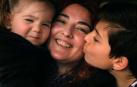 Miriam Rivera Benavente (Mitxi), vecina de Noáin, posa sonriente junto a sus dos hijos, Kaiet, 11 años, y Zuriñ