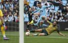 Iago Aspas trata de superar a Germán Pezzella