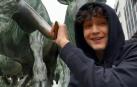 El tiktoker Lucas Bojanich en uno de sus vídeos de Tik Tok junto al Monumento al Encierro de Pamplona.