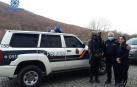 Un agente de la Policía Nacional, junto a los dos peregrinos rescatados en Valcarlos
