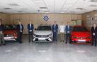 La dirección de Volkswagen Navarra posa con los tres modelos actualmente en producción.