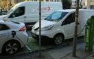 Dos vehículos recargan en la Avenida San Ignacio