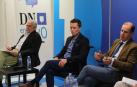 Imagen de Salvador Sánchez Tapia, Javier Aisa y Martin Rode durante el foro de debate sobre Ucrania