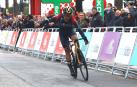 -El ciclista ecuatoriano Richard Carapaz (c) (INEOS), se impuso en el esprint de Cambrils