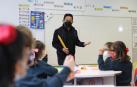 El doctor en Matemáticas Yeap Ban Har, nacido en Malasia hace 52 años, el jueves, en una clase de 1º de Primaria de Miravalles-El Redín