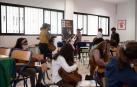 Alumnos de entre 8 y 12 años del Colegio de Educación Infantil y Primaria Cronista Rey Díaz, de Córdoba, participan en una actividad pionera en España para aprender inglés y música a través de la guitarra