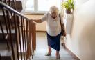 Una mujer subiendo unas escaleras