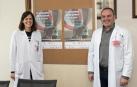 Ana Campillo Arregui y Santiago Urmeneta Aguilar, junto al cartel de las II Jornadas de la Salud de Tudela