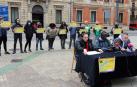Los colectivos han realizado una rueda de prensa frente al Parlamento de Navarra