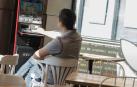Un hombre, jugando a una tragaperras